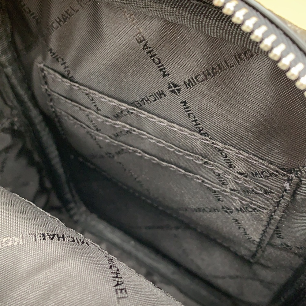MICHAEL KORS
Jet Set Travel Medium Signature Logo Crossbody
COLOR BLACK SILVER - Picture 15 of 16